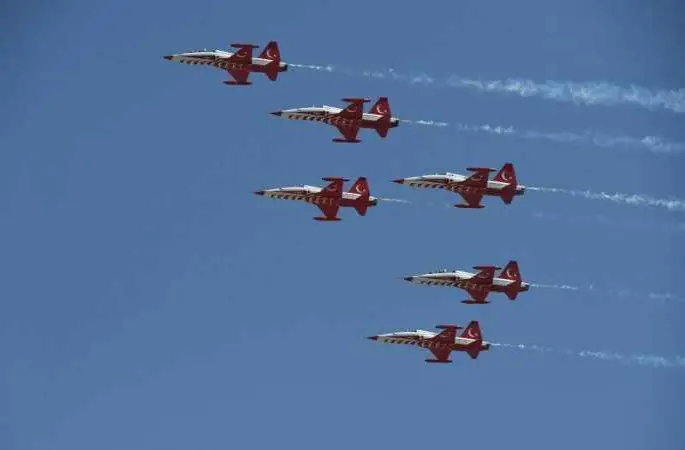 Türk Yıldızları Isparta semalarında nefesleri kesti